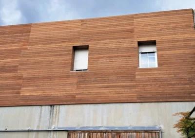 Uso de pino tratado y madera tropical en fachada - MARLO Multiservicios