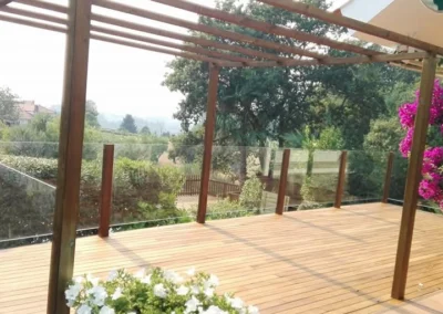Uso de pino tratado y madera tropical en piscina - MARLO Multiservicios