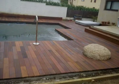 Uso de pino tratado y madera tropical en piscina - MARLO Multiservicios