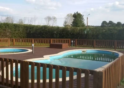 Uso de pino tratado y madera tropical en piscina - MARLO Multiservicios