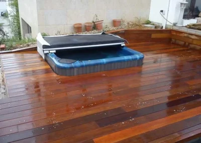 Uso de pino tratado y madera tropical en piscina - MARLO Multiservicios